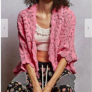 093. Cardigan in chenille with a batwing silhouette and floral pattern detail